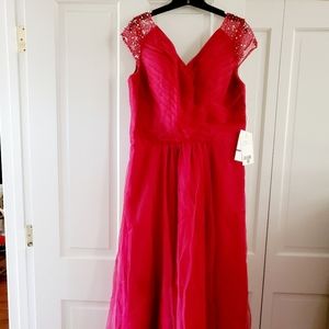 👀50% OFF👀❤️NWT‼️ Gorgeous burgundy colored formal hi-low dress